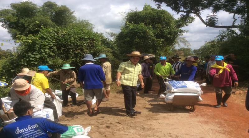 ว่าที่ร้อยตรีรวยรุ่ง ใครบุตร นายอำเภอวานรนิวาสออกตรวจเยี่ยม องค์การบริหารส่วนตำบลธาตุ ซึ่งนำโดยท่านนายกศิริพัฒน์ ศรีหนองฮ่าง ท่านปลัดเกียรติศักดิ์ ไชยโคตร พร้อมด้วยผู้นำชุมชนและทีมงาน อบต.ธาตุ ร่วมกันทำฝายมีชีวิต ฝายแม้ว เพื่อชะลอน้ำ เพื่อใช้ในการเกษตร ประจำปีงบประมาณ พ.ศ. 2562 (18 ภาพ)